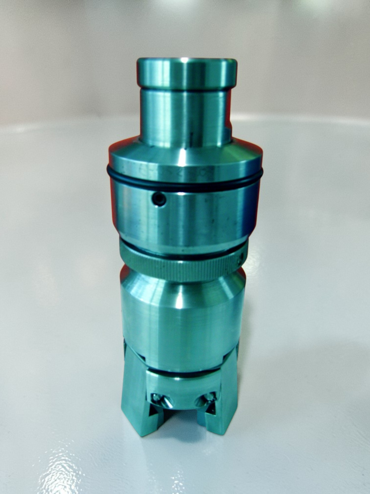 14.	Testa completa in acciaio inox per avvitamento tappi tondi.