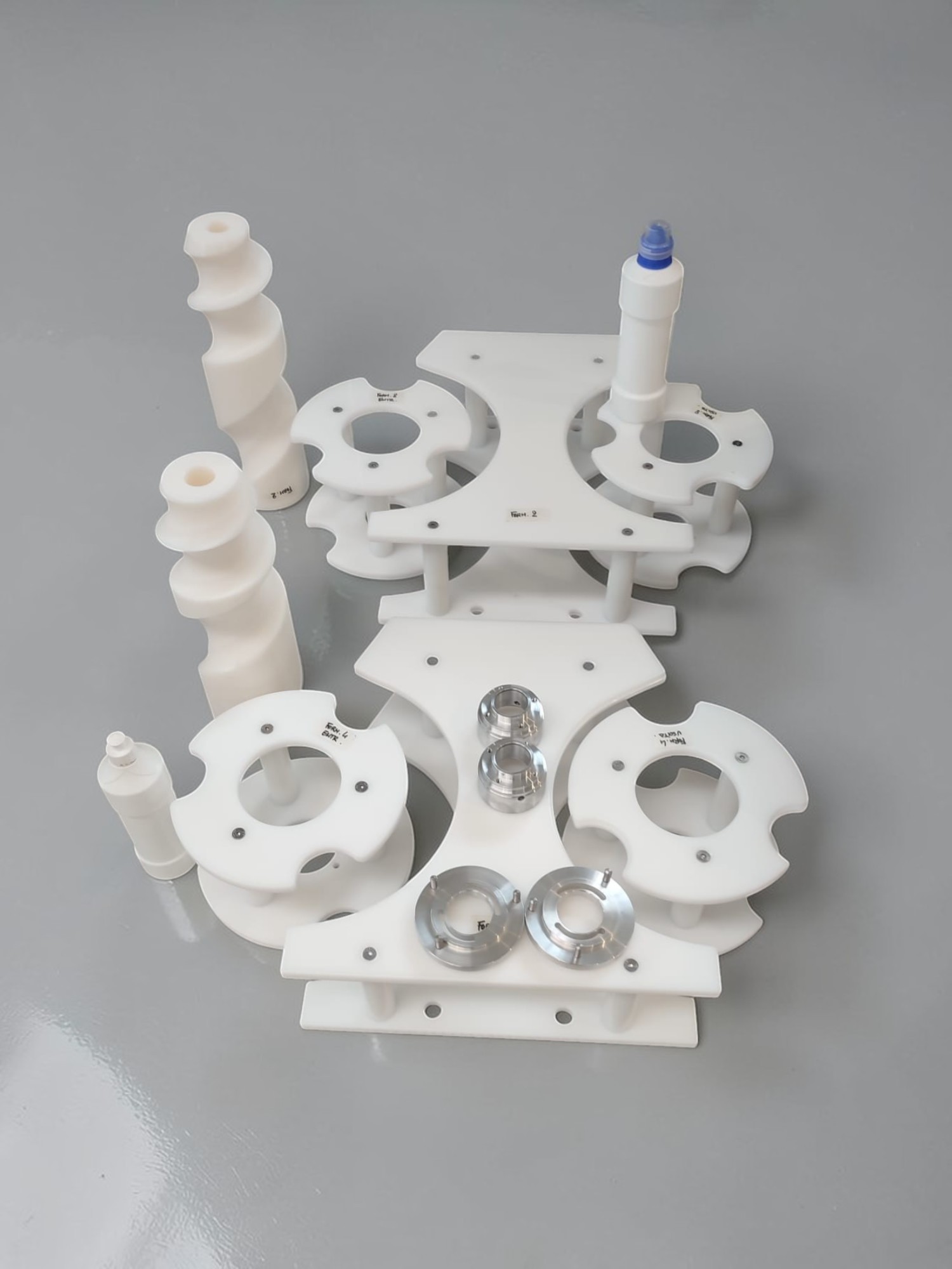 30.	Cambio formato ingresso ed uscita per etichettatrice. Materiale Pe e mozzi in acciaio per flaconi tondi