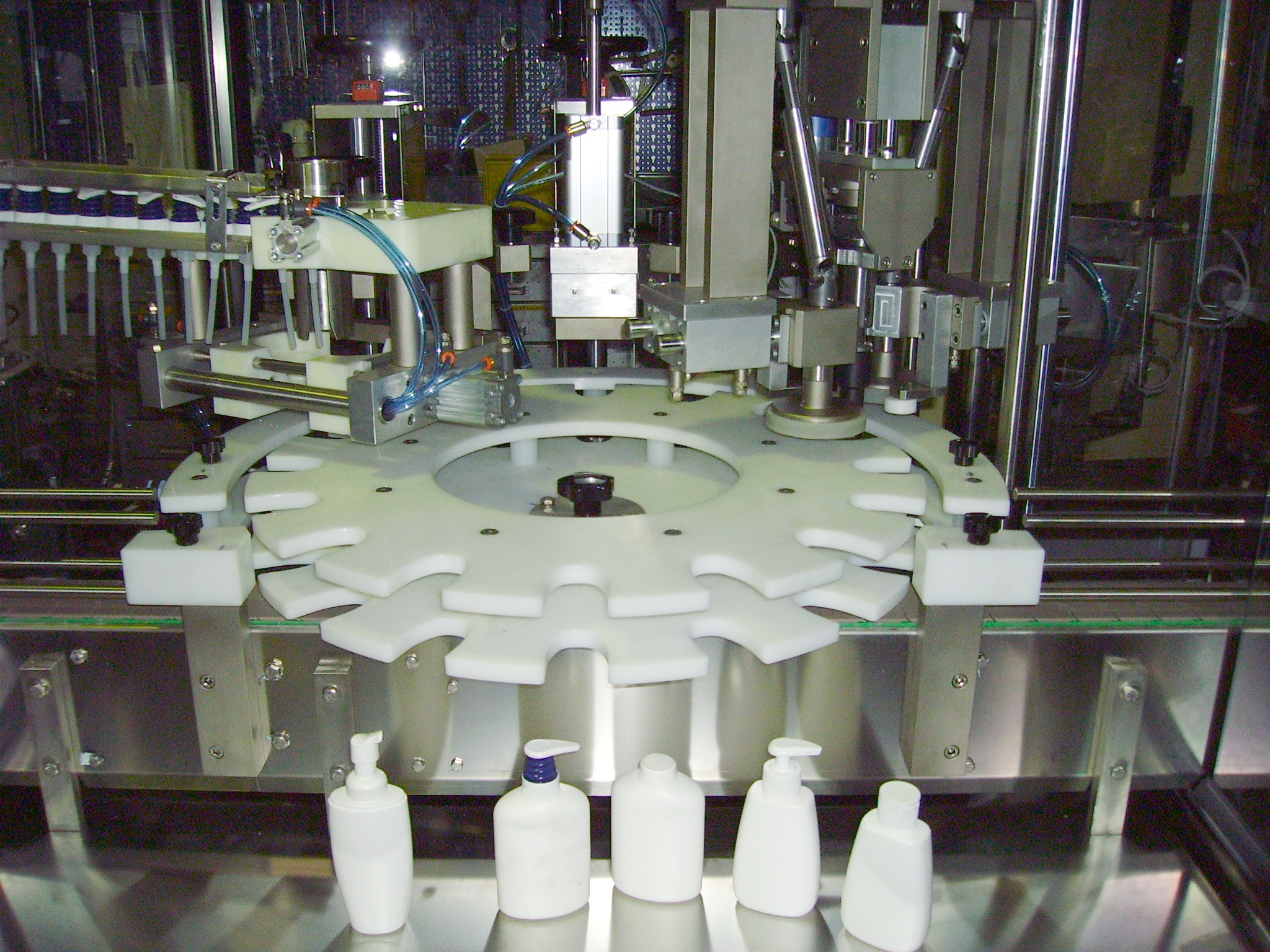 Cambio formato con riempimento e tappatura, stella e archetto più testa dosa pompette in PE