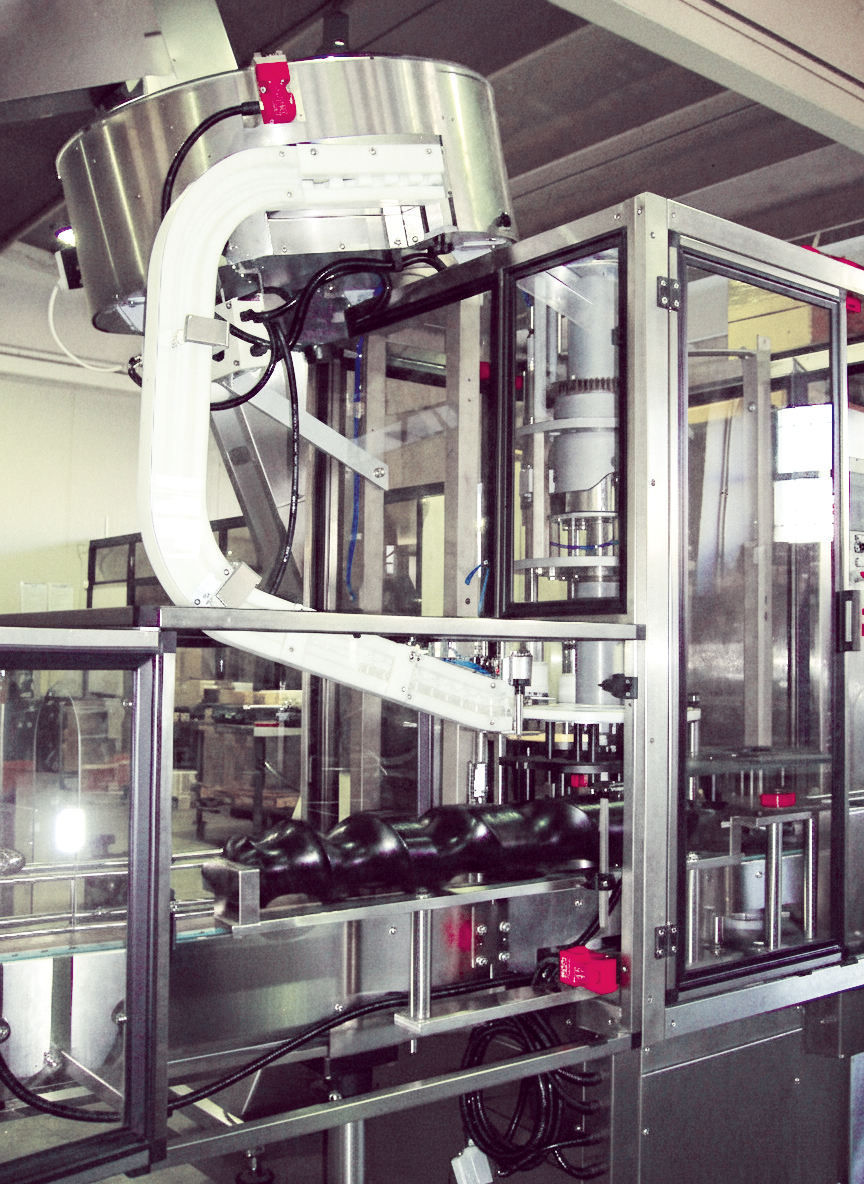 16 - Cambio formato di un tappatore e scivolo per asservimento tappi in Delrin